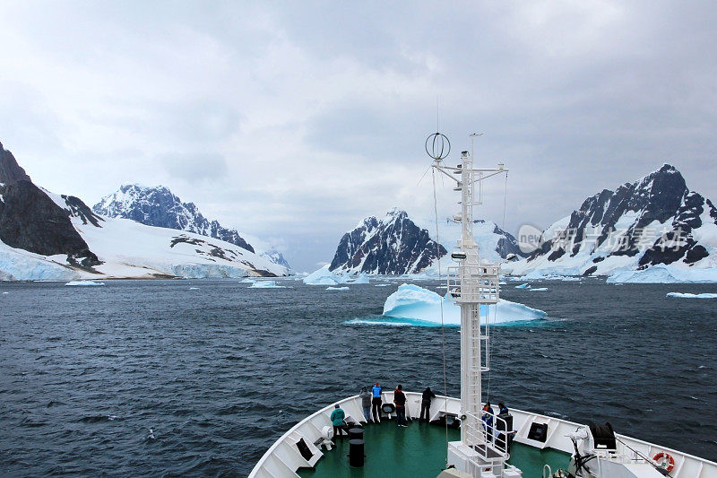 在南极水域的浮冰周围航行的游船