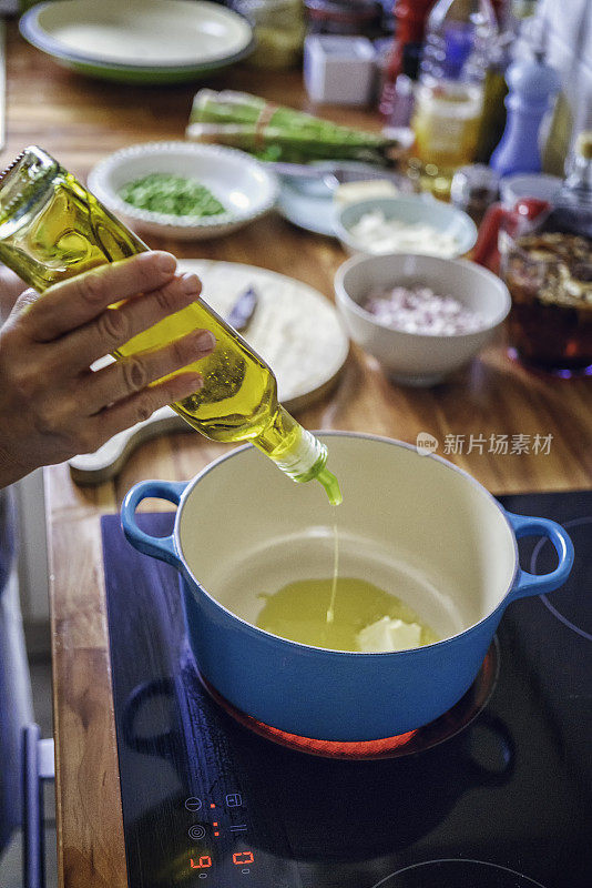 准备绿芦笋豌豆调味饭