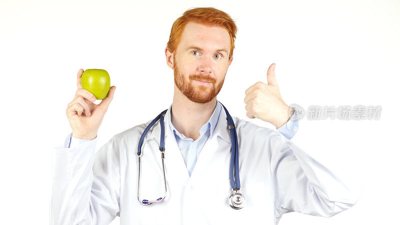 一个医生的肖像显示一个苹果与拇指向上，白色的背景