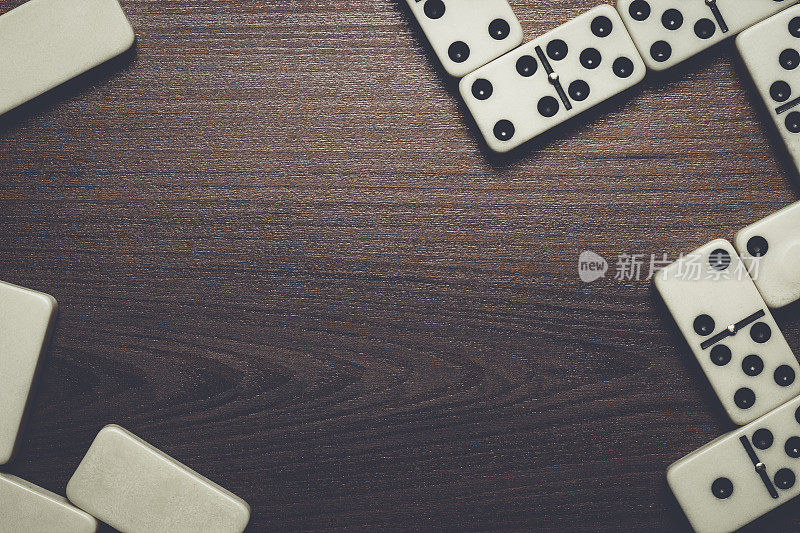 多米诺骨牌片在木制桌子的背景