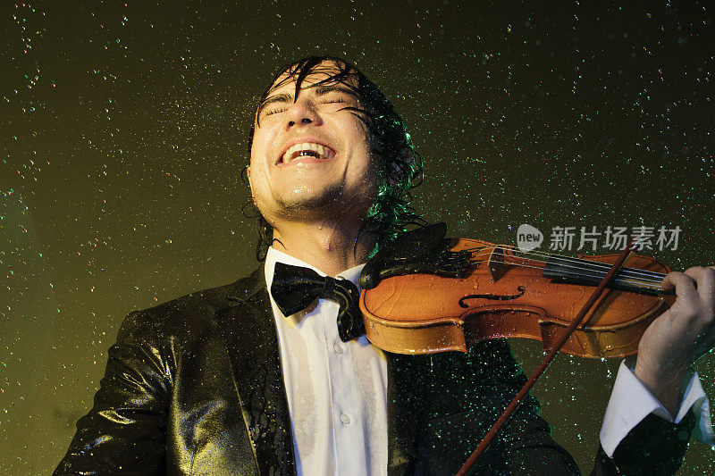 湿小提琴微笑下的雨滴