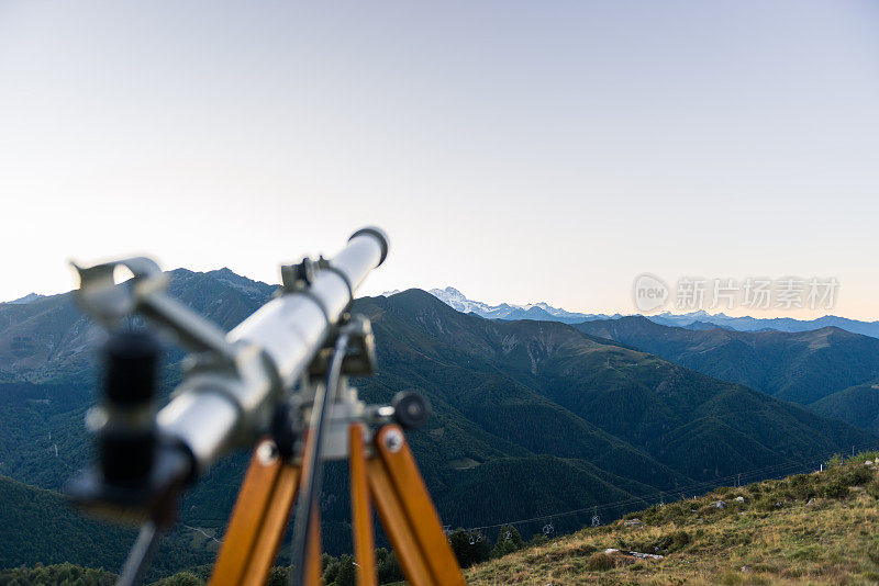 白色望远镜指向山顶在夏季傍晚日落在山户外