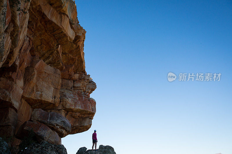 女人站在岩石上欣赏风景