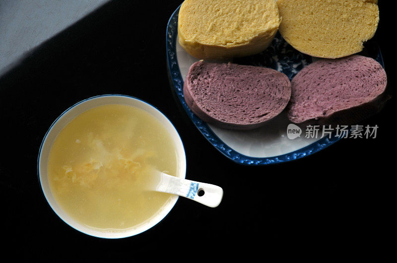 中国蒸馒头和一碗蛋花汤
