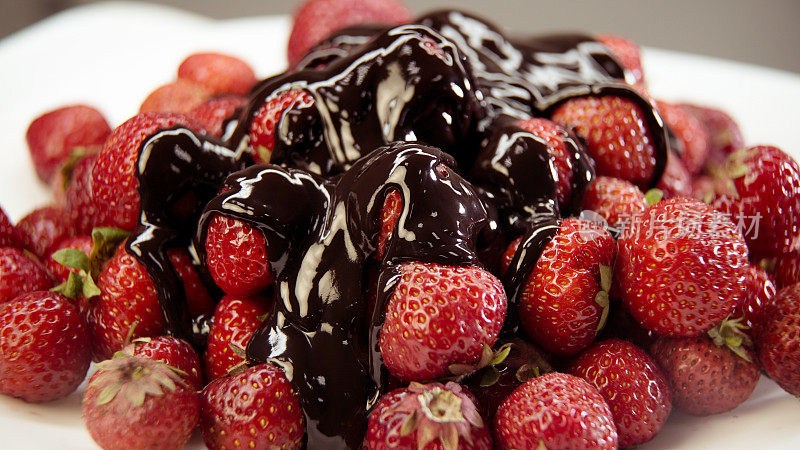 巧克力里的草莓特写