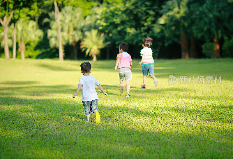 孩子们在草地上奔跑