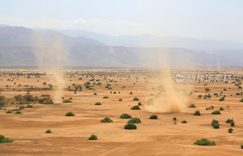 鸟瞰图沙尘暴在Shompole保护区，靠近马加迪湖，肯尼亚