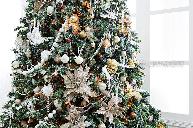 美丽的圣诞树装饰在闪烁的灯光
