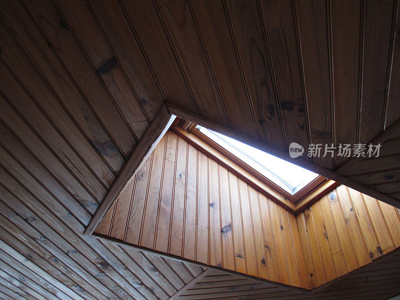 松木镶板、阳台天花板、屋顶窗户