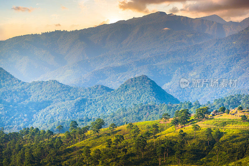 泰国北部的山景，日出和薄雾