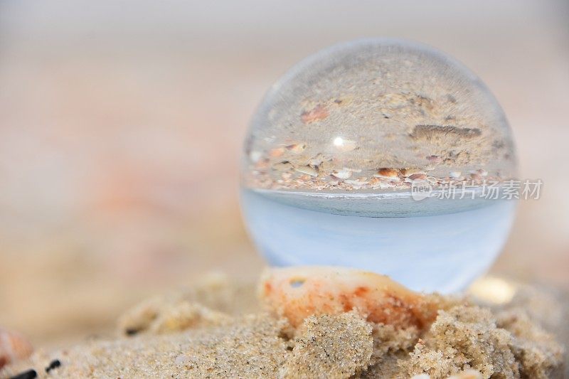 海滩上的水晶球