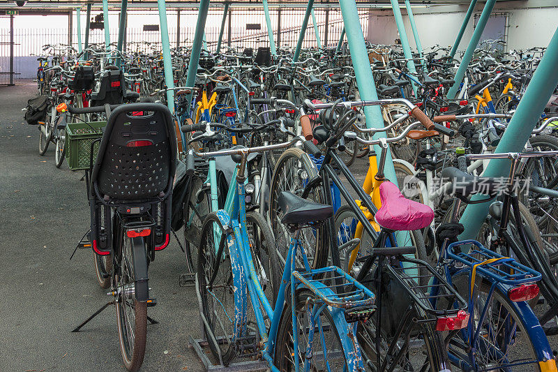自行车停放车库，有自行车架和自行车