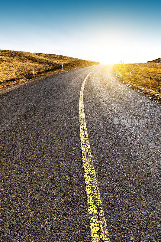 穿越草原的道路