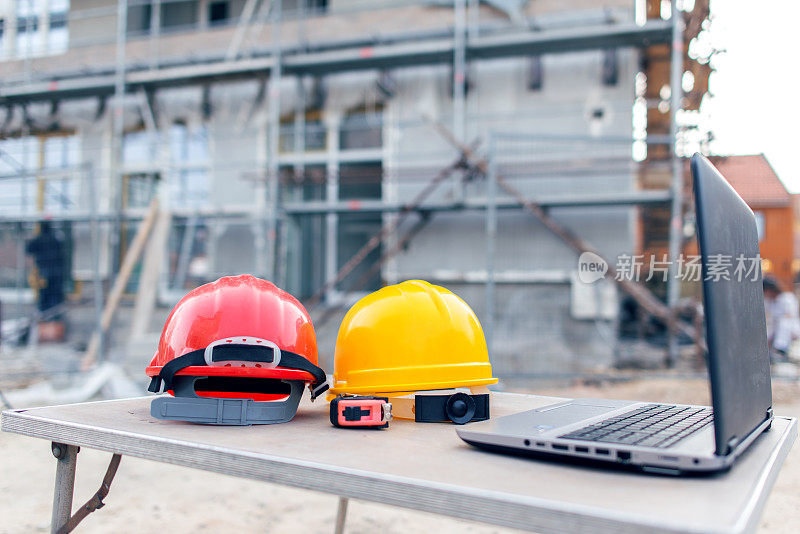 安全帽和笔记本电脑在建筑工地