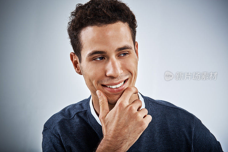 英俊的年轻人满意地微笑着