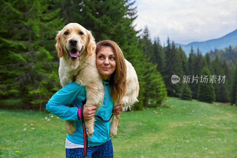 徒步旅行的女人和她的狗