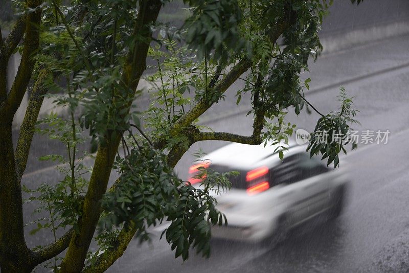 倾盆大雨时汽车在路上行驶