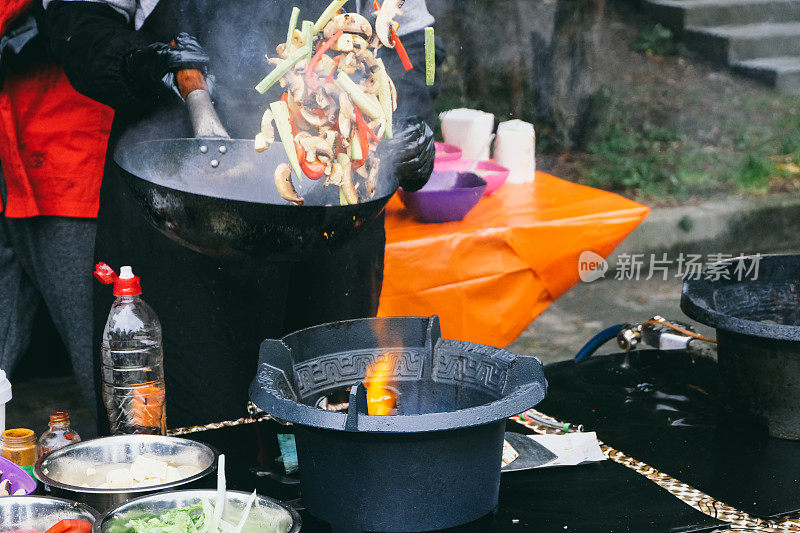 在街头美食节上准备烧亚洲菜