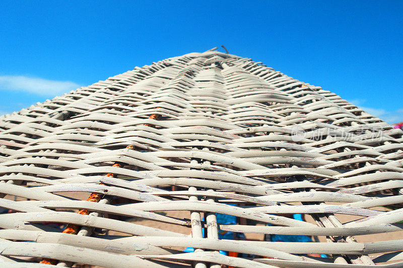 海景从柳条海滩伞