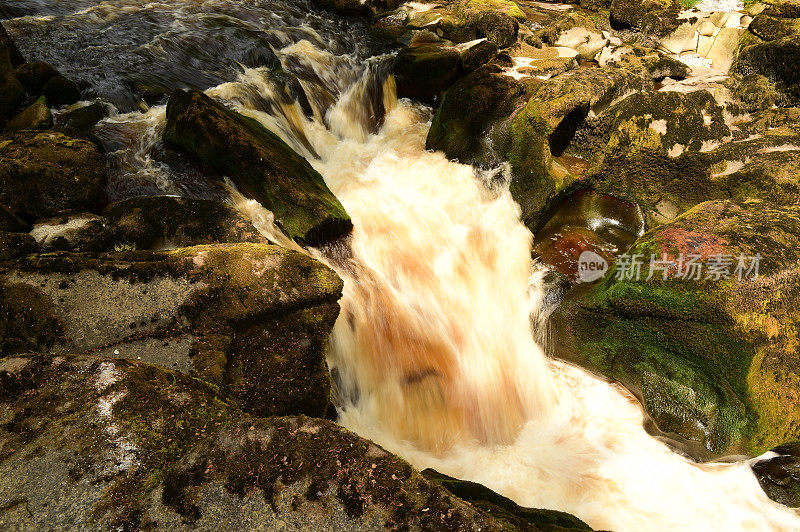 水流过岩石的特写镜头