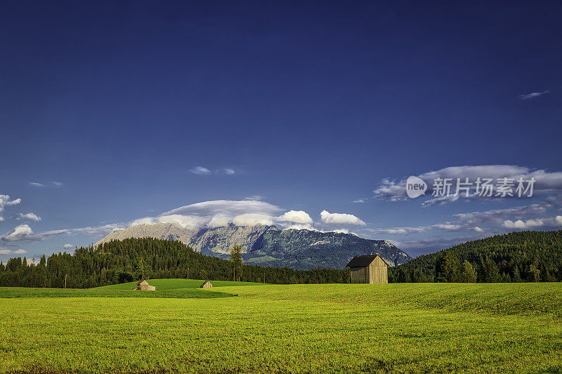 带绿色草甸的高山景观(HDRi)