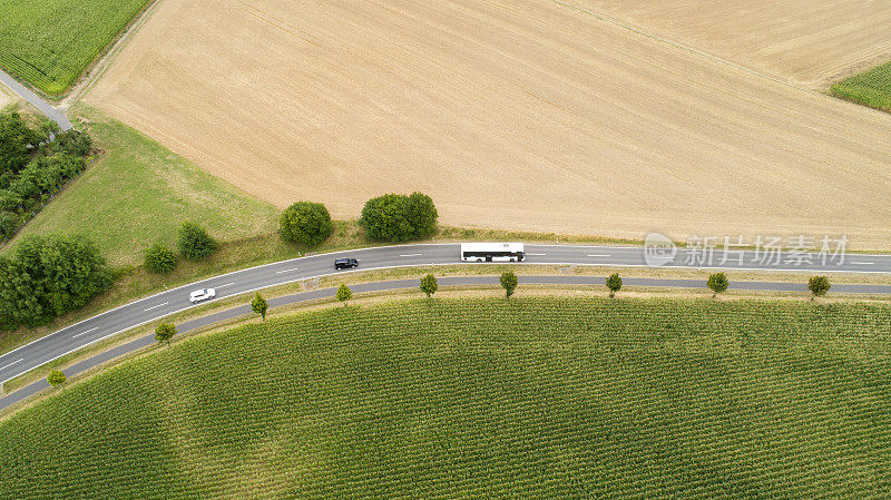 穿过农业区的道路