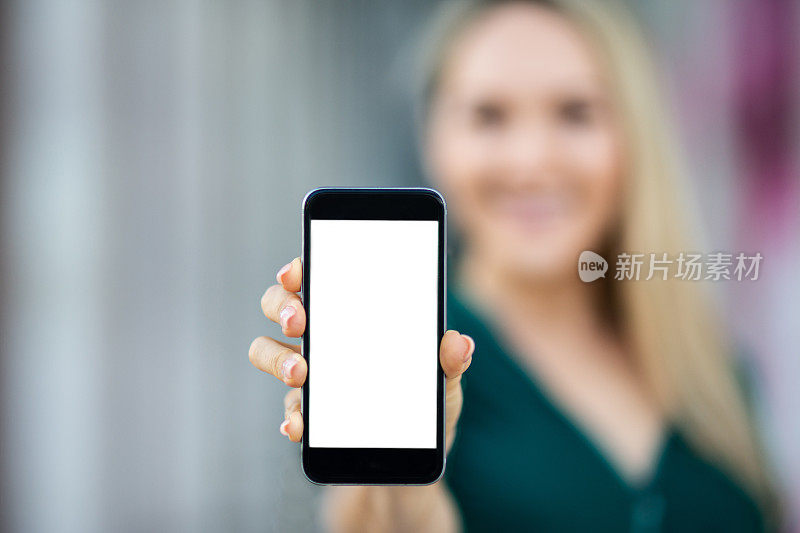 一个女人在看一个空白的智能手机屏幕