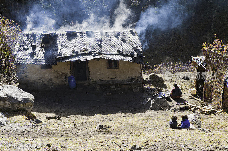 尼泊尔喜马拉雅山昆布山谷夏尔巴人的房子冒烟屋顶