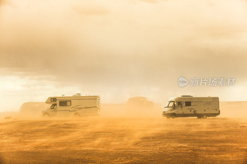美国亚利桑那州纪念碑谷的露营者在沙尘暴中