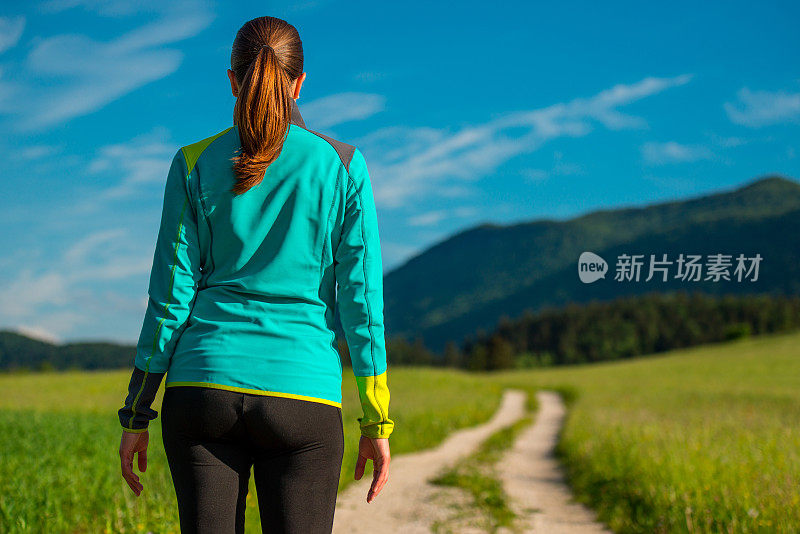 走在乡间小路上的年轻女子