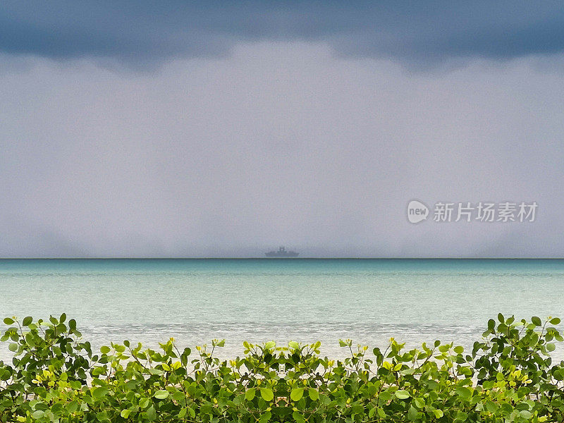 在季风暴雨中，油轮在地平线上