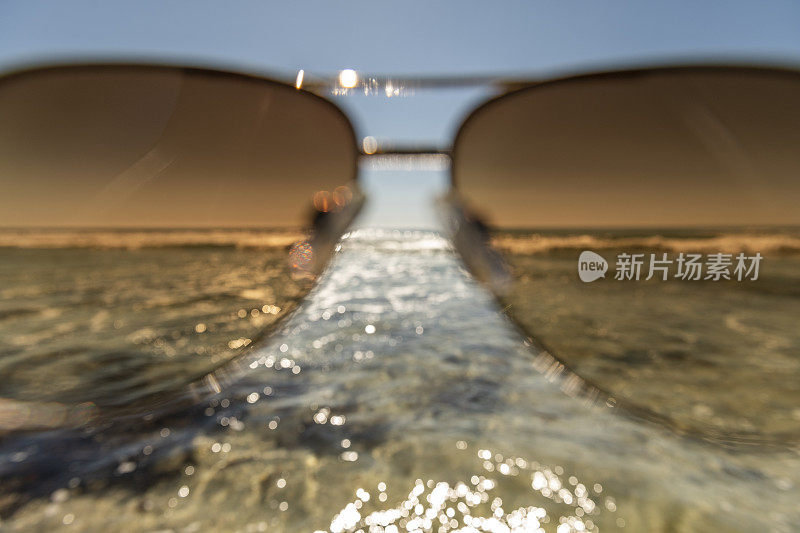 散焦:在康沃尔的波斯科诺海滩通过太阳镜拍摄的POV。