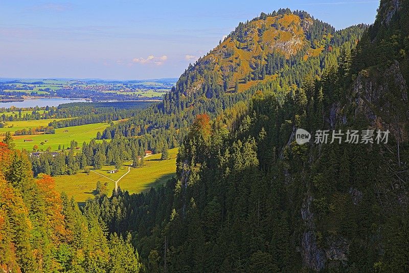 上图是富森乡村――德国巴伐利亚阿尔卑斯的风景，与奥地利接壤