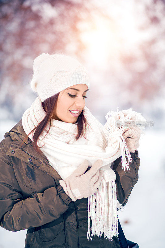 在大雪纷飞的冬日里，漂亮女人在户外欢笑