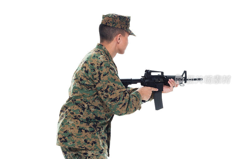 穿着统一瞄准步枪的美国海军陆战队员