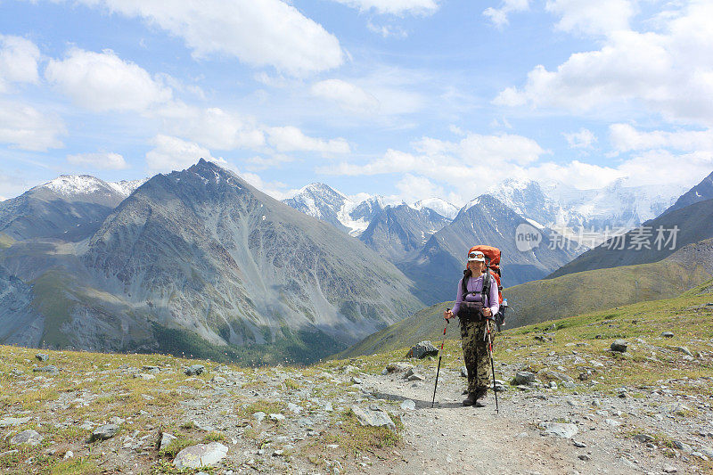 俄罗斯阿尔泰，一名女游客通过卡拉塔瑞克山口攀登别鲁卡山