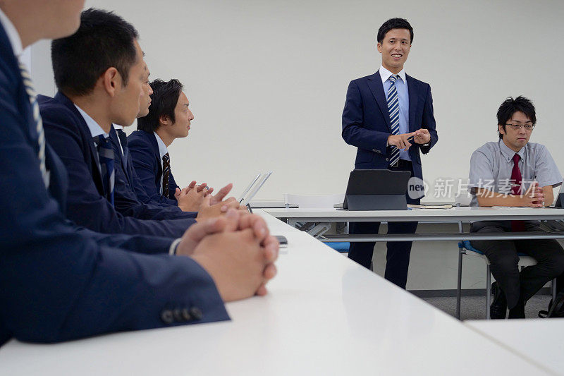 商人在会议室谈论项目