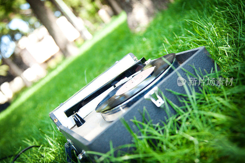 草地上的老式录音机