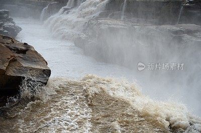 黄河壶口瀑布雄伟壮观，连绵不绝