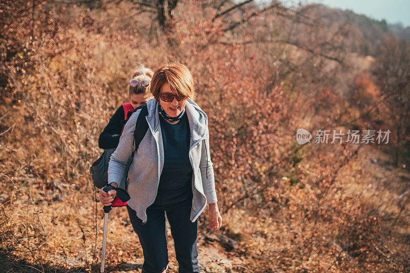 两个女人徒步旅行