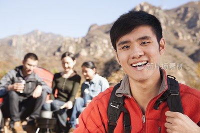 一名中国男子在乡村徒步旅行