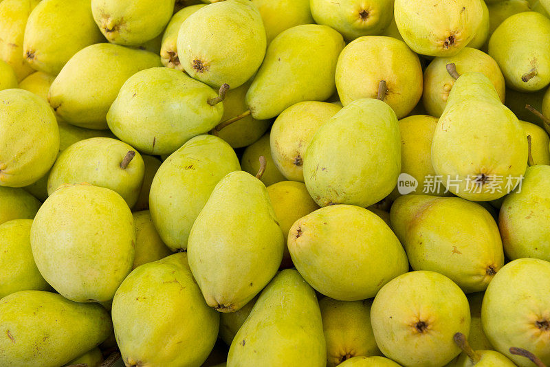 农贸市场的一堆梨