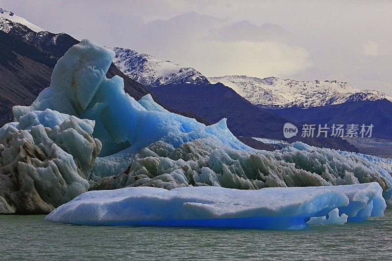 漂浮在阿根廷湖上的冰山和阿普萨拉冰川附近的浮冰-巴塔哥尼亚