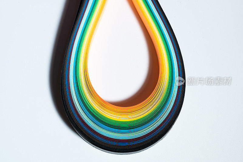 抽象的彩虹色叠加在一起形成曲线的形状