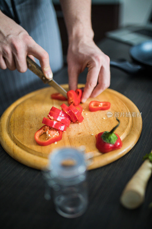 男人在家庭厨房里准备美味健康的食物，特写