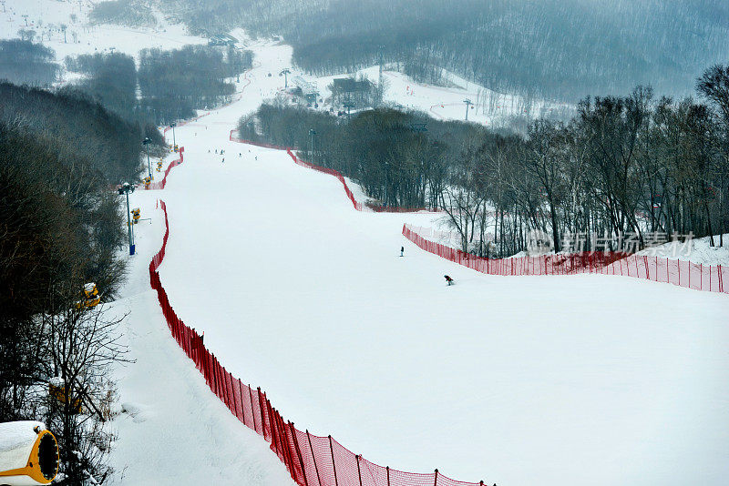 空旷的滑雪坡道景观