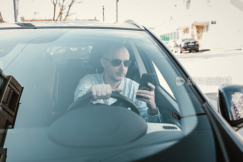 写短信时危险驾驶。一名手持手机的男子和一名年轻女子在高速公路上快速行驶。