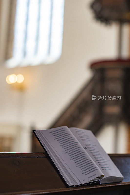 在斯堪的纳维亚教堂里的木凳上放着一本歌集