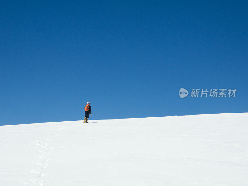 登山者正在攀登这座高海拔山脉的顶峰