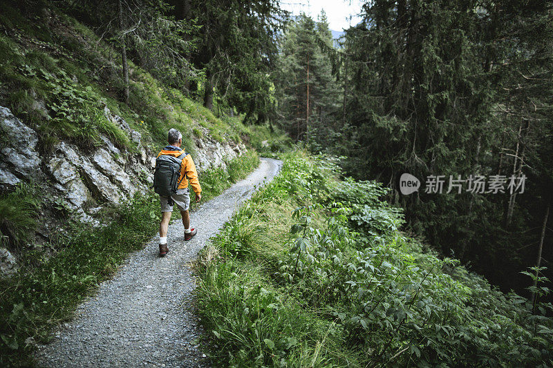 老人在山林中徒步旅行